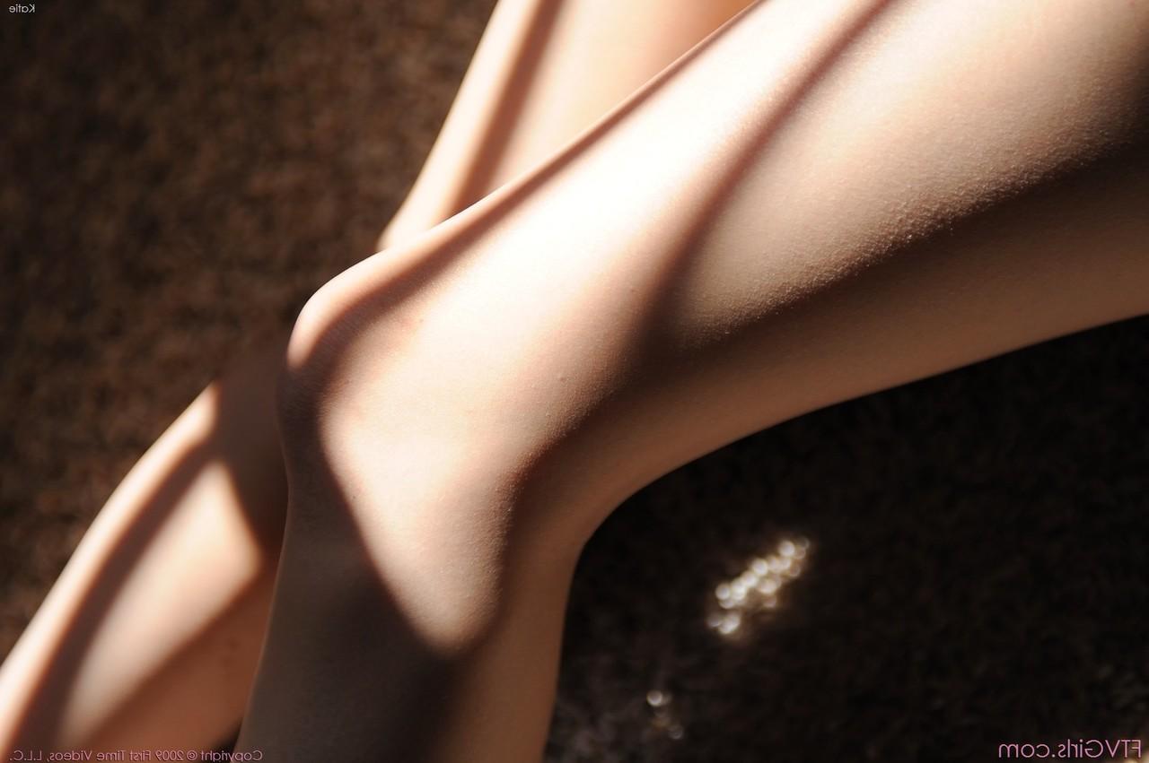 20P Amateur-Babe Katie präsentiert ihre natürlichen Titten und masturbiert mit ihrer Unterwäsche