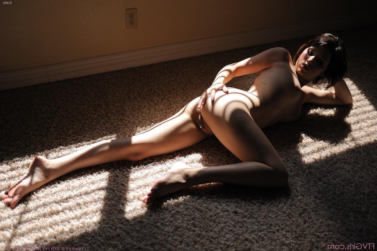 20P Amateur-Babe Katie präsentiert ihre natürlichen Titten und masturbiert mit ihrer Unterwäsche