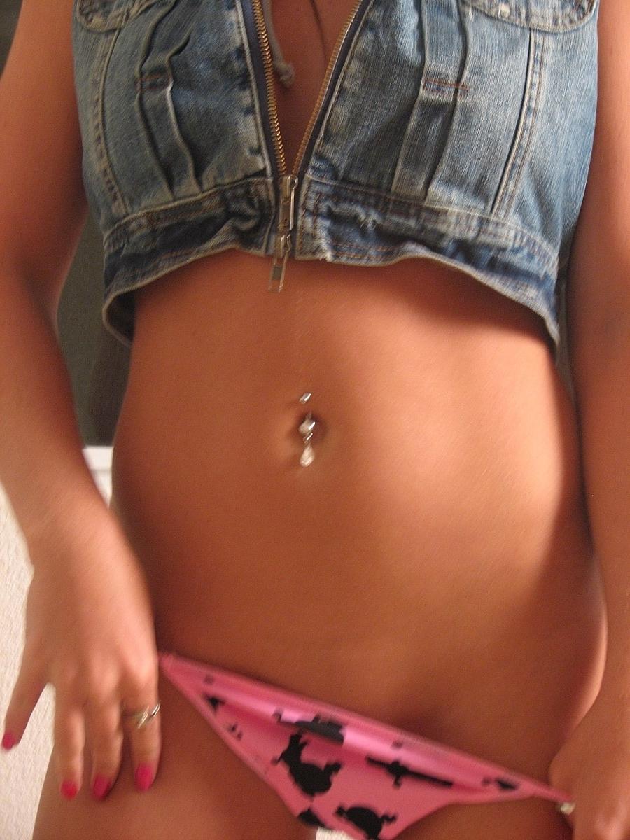 20P A adolescente amadora Melissa revela seus seios e bunda perfeitos em um solo