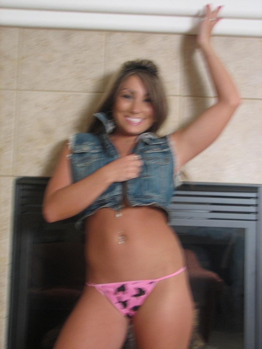 20P A adolescente amadora Melissa revela seus seios e bunda perfeitos em um solo