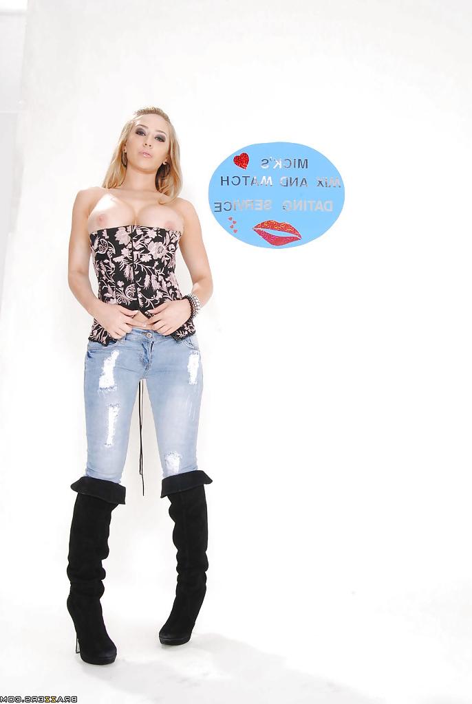 16P Das vollbusige Babe Kagney Linn Karter zieht ihre Jeans aus, um ihre Muschi zu spreizen