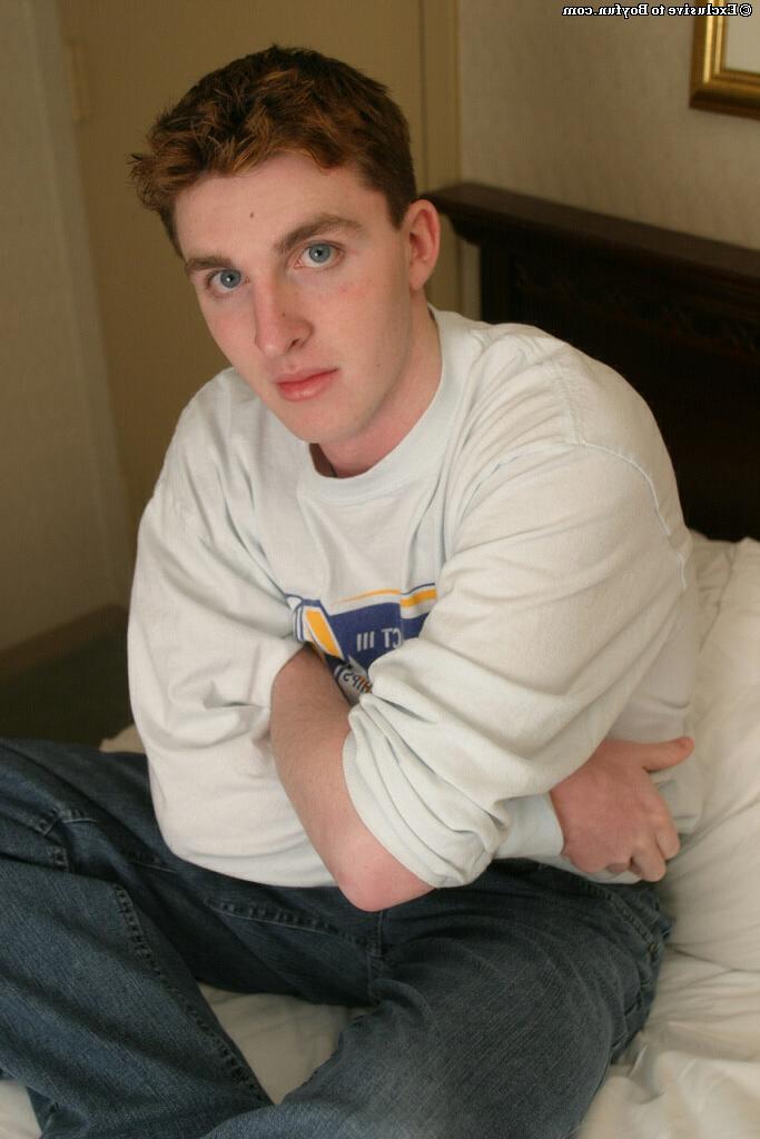 20P Sweet gay with blue eyes Ian loses his jeans and jerks off his dick