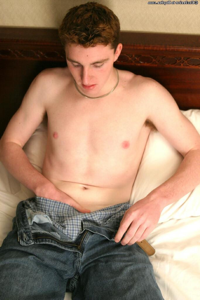 20P Sweet gay with blue eyes Ian loses his jeans and jerks off his dick