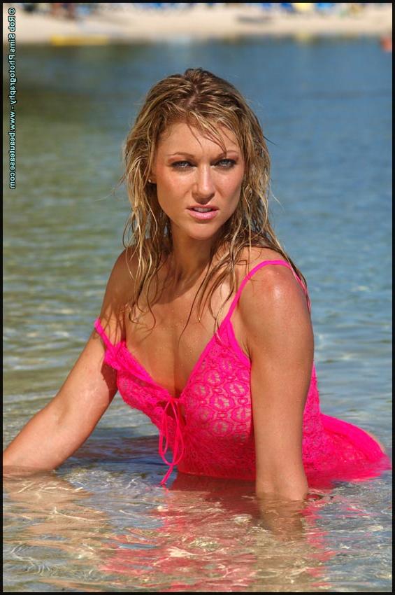 15P La chica caliente Sharra Kris se pone en topless mientras está en el agua para una sesión de provocación de SFW