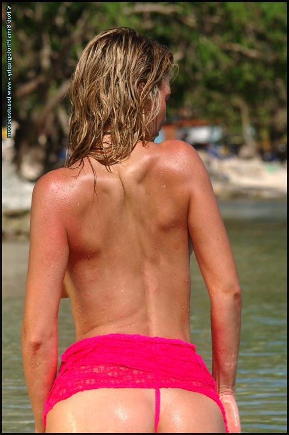 15P La chica caliente Sharra Kris se pone en topless mientras está en el agua para una sesión de provocación de SFW