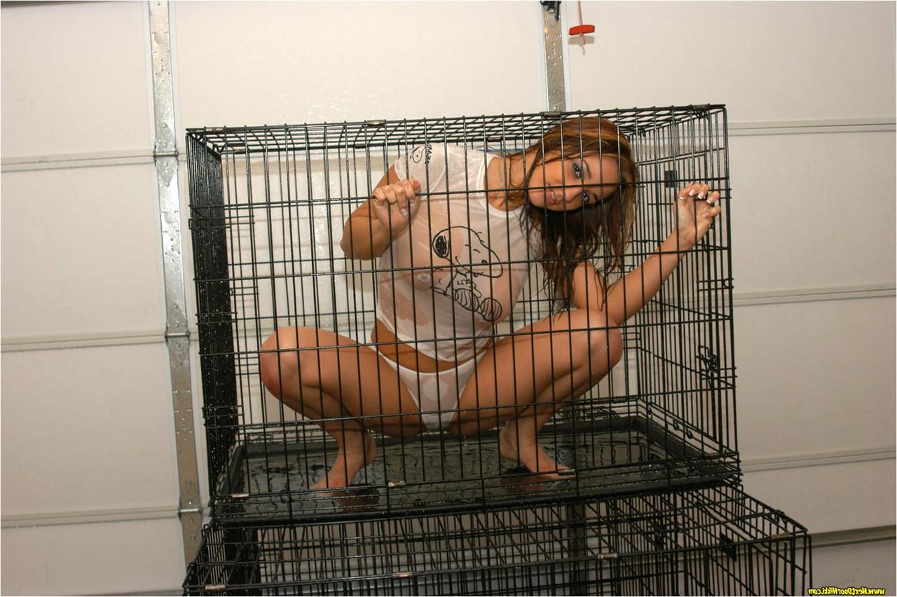 12P Amateur model Nikki Sims gets soaked while locked in a dog cage