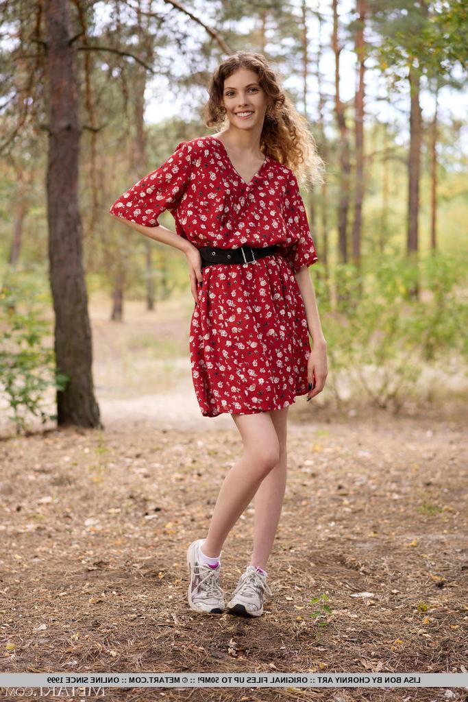 18P La dulce joven Lisa Bon mece su bonito culo mientras se desnuda en el bosque