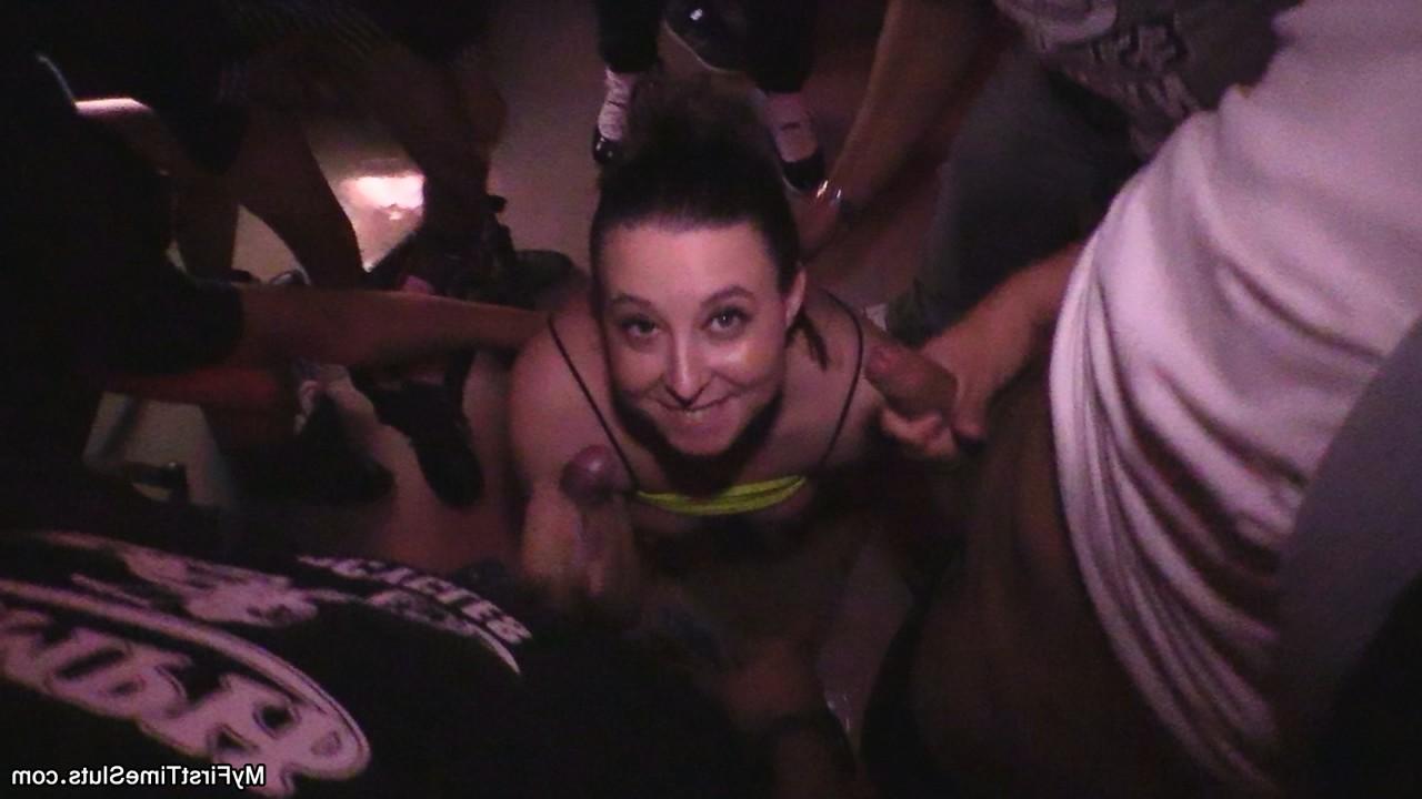 20P Chubby Mermaid beendet einen wilden Gangbang mit Gesichtsbesamungen mit offenem Mund