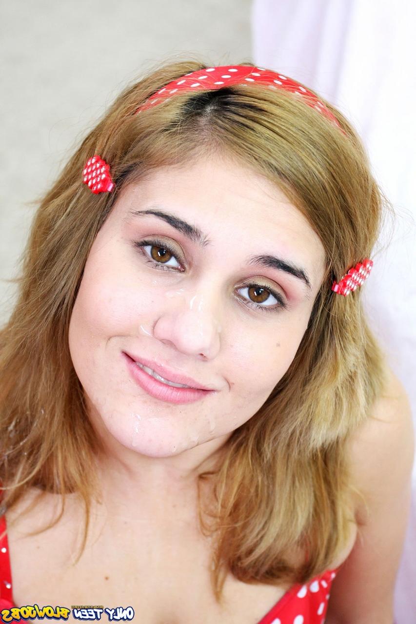 18P Die hübsche Kaity Holmes zeigt in POV ihre Fähigkeiten als Teenager im Schwanzlutschen
