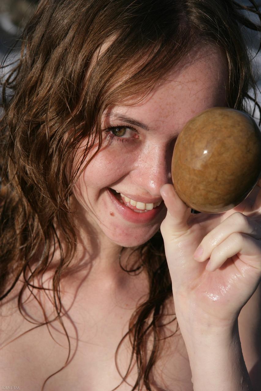 20P Nastya E, une beauté entièrement naturelle avec un gros butin et une chatte poilue, pose sur la plage.