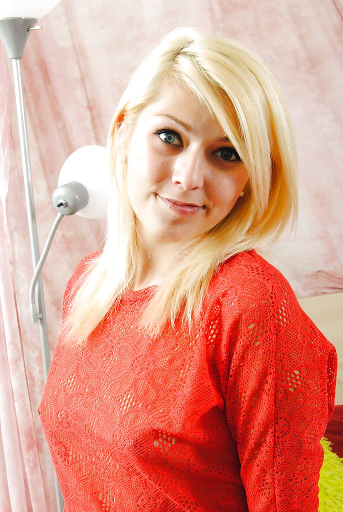16P Das blonde Babe Lacey zeigt ihre kleinen Titten, während sie ihre Shorts auszieht