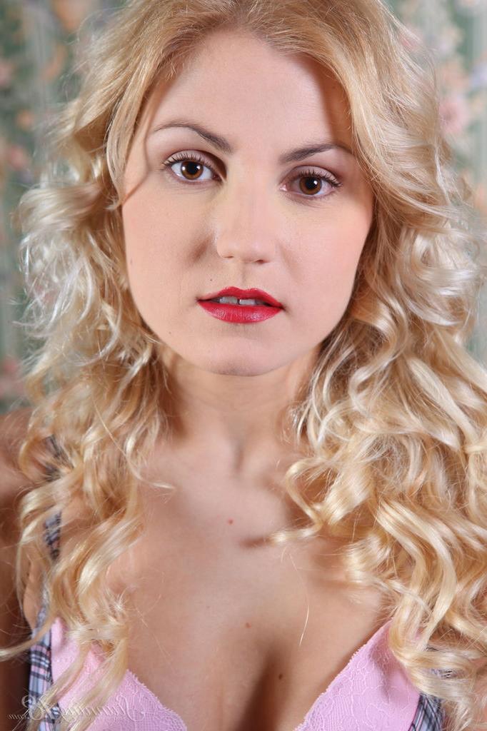16P 18-year-old blonde Leona S gets completely naked upon her bed