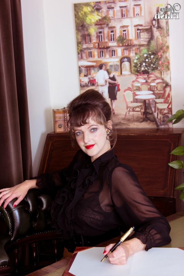 16P Classy businesswoman Kate fingers her pussy on a desk in retro nylons