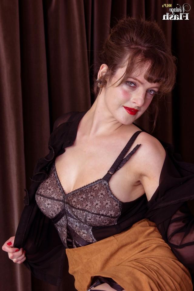 16P Classy businesswoman Kate fingers her pussy on a desk in retro nylons