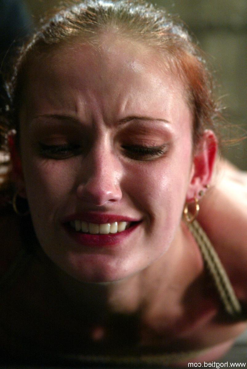 20P La jeune fille nue Hailey Young se fait punir avec un gode lors d'un bondage avec corde.