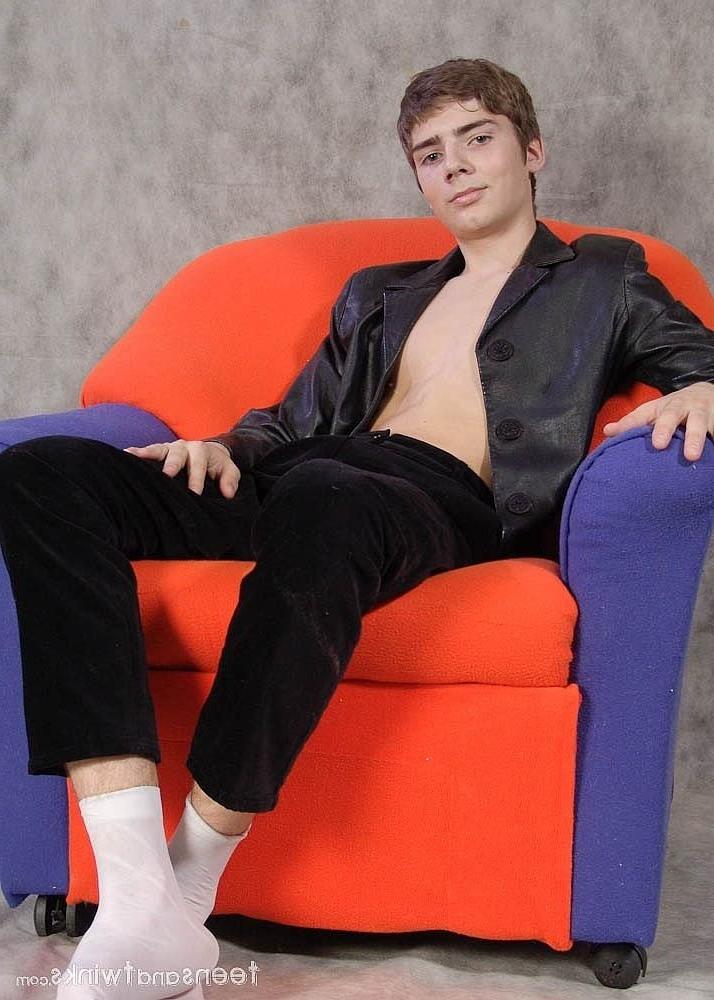 20P Der geile Schnuckel Kody zieht seine Hose und Lederjacke aus und spielt mit seinem Schwanz