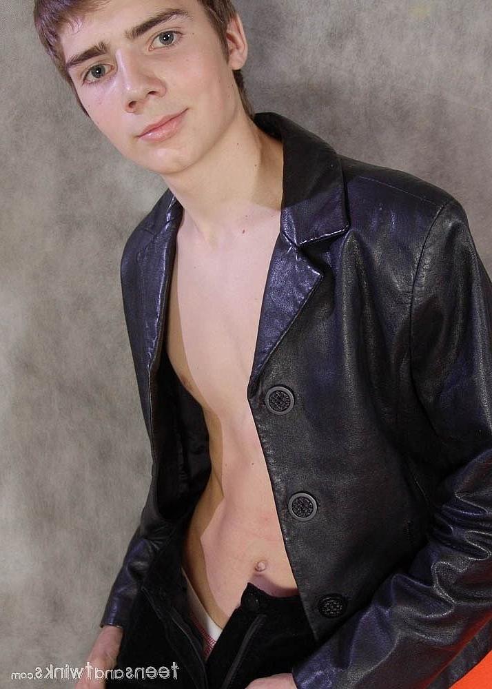 20P Der geile Schnuckel Kody zieht seine Hose und Lederjacke aus und spielt mit seinem Schwanz