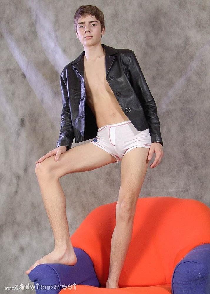 20P Der geile Schnuckel Kody zieht seine Hose und Lederjacke aus und spielt mit seinem Schwanz