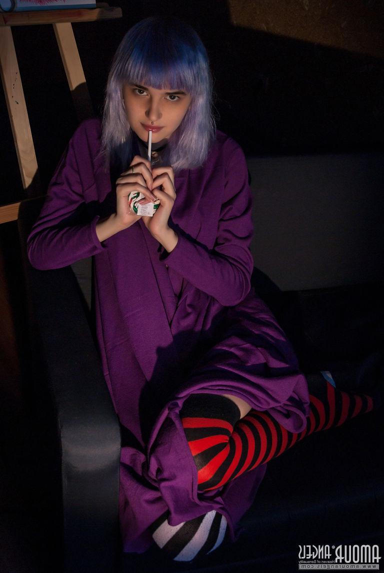 20P La jovencita con el pelo teñido Vilett juega con su coño con calcetines que no combinan