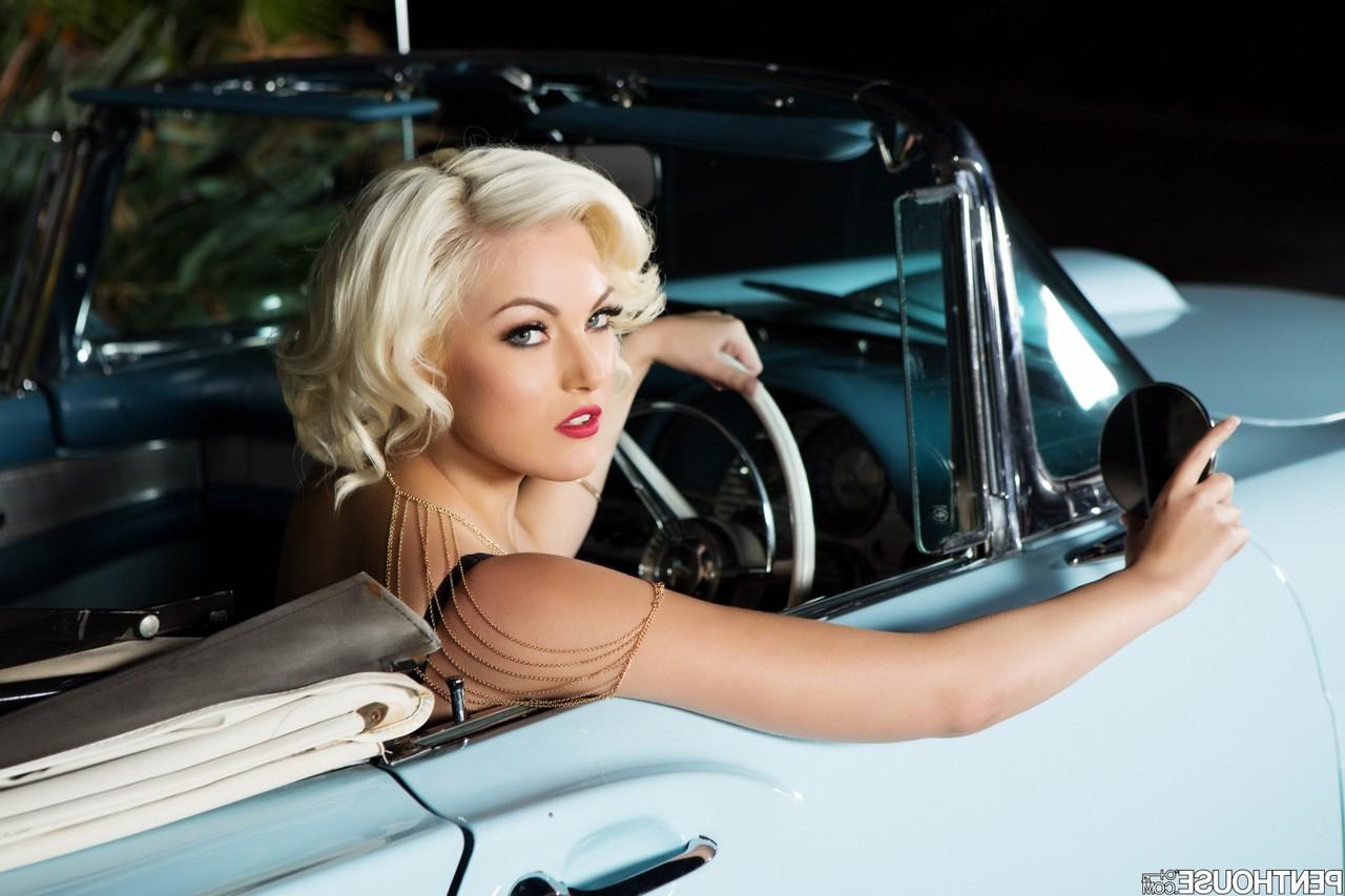 20P La rubia platino Jenna Ivory se desnuda y posa en un coche clásico