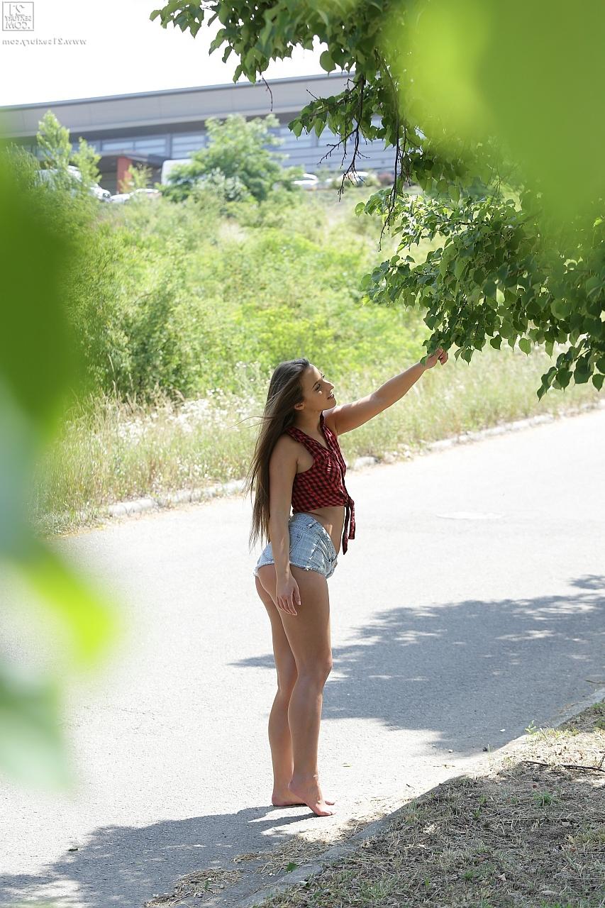 19P Babe with a nice booty Amirah Adara anal fucks outdoors in nature