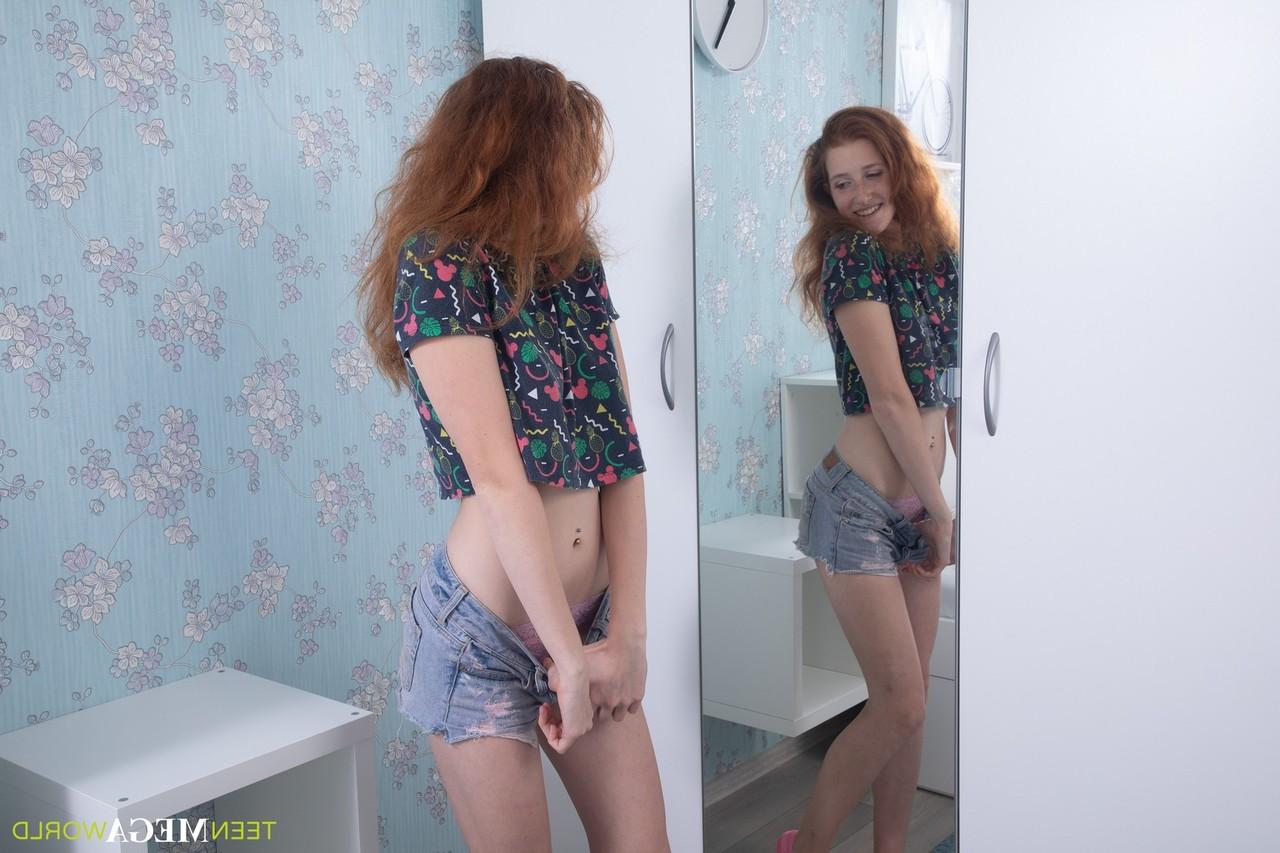 16P Die blasse Rothaarige Foxy Lee masturbiert mit einem Sexspielzeug auf ihrem Bett