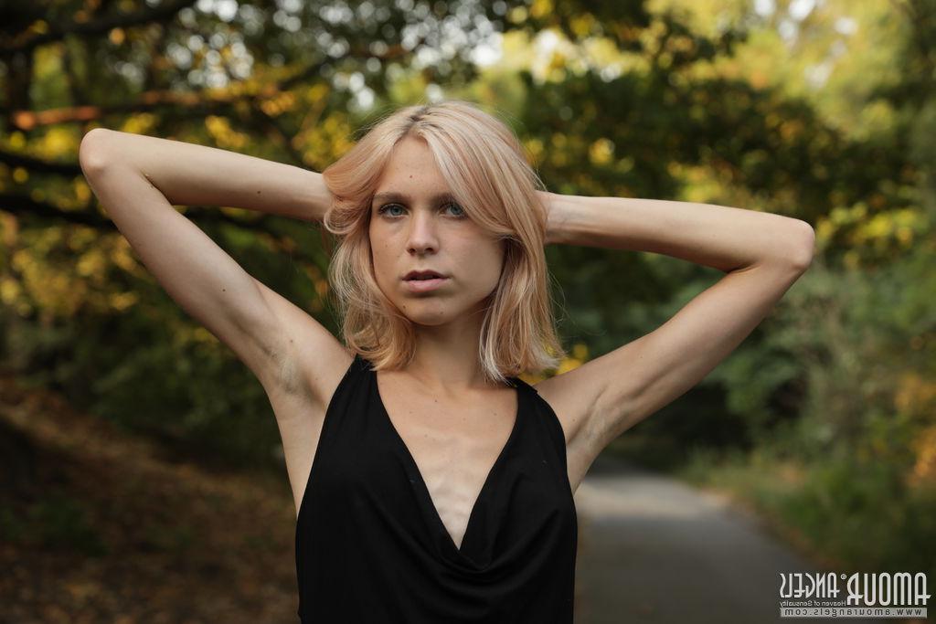 20P La joven rubia Nora se quita el vestido negro y los tacones para desnudarse en la arena