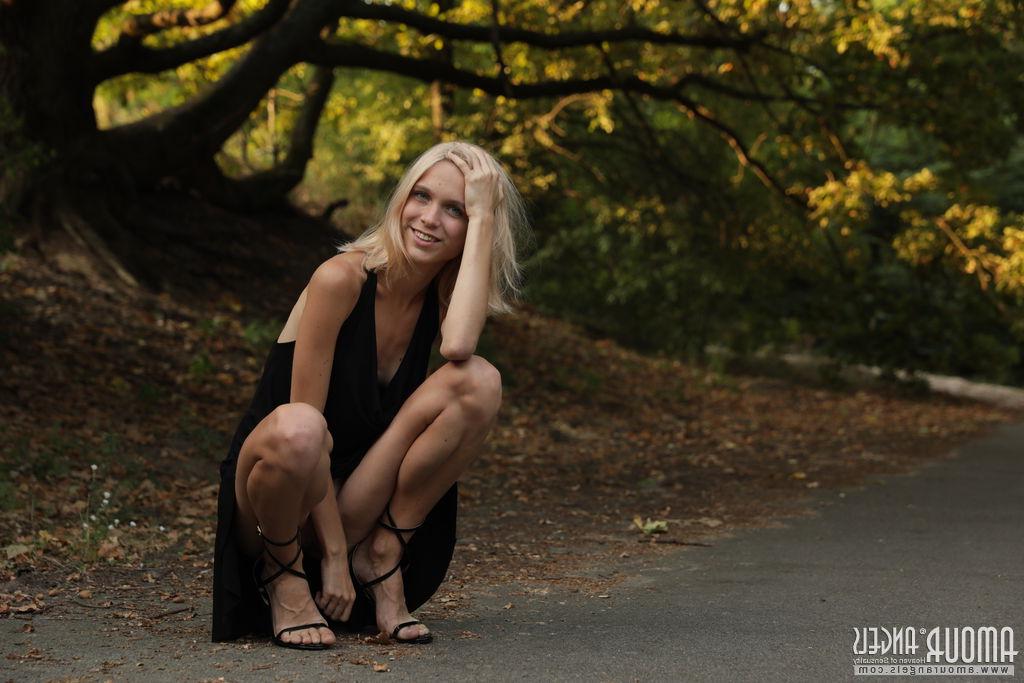 20P La joven rubia Nora se quita el vestido negro y los tacones para desnudarse en la arena