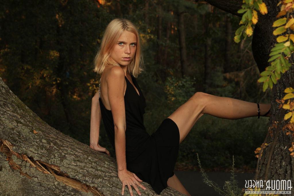 20P La joven rubia Nora se quita el vestido negro y los tacones para desnudarse en la arena