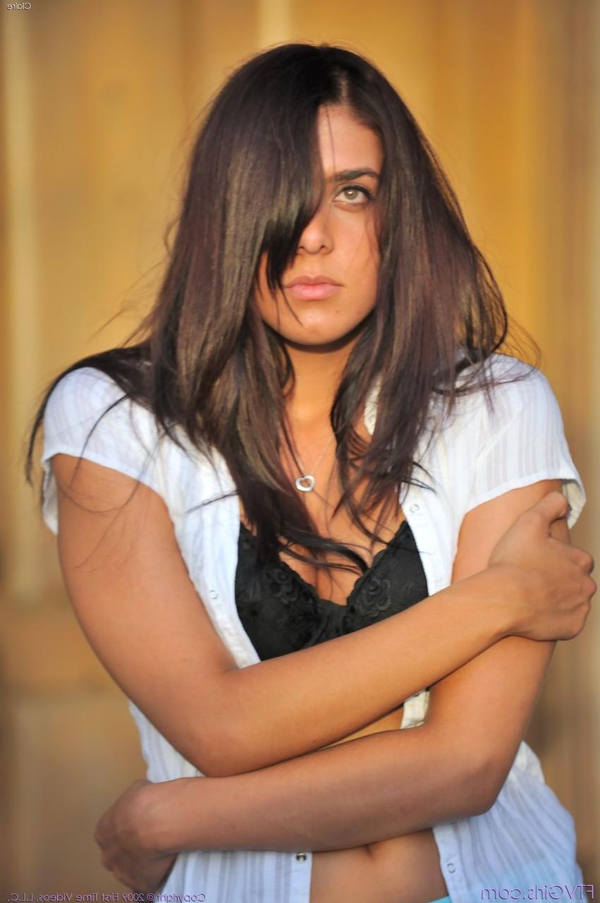 20P A glamourosa gata Claire mostra sua buceta gostosa em uma saia excitante em público