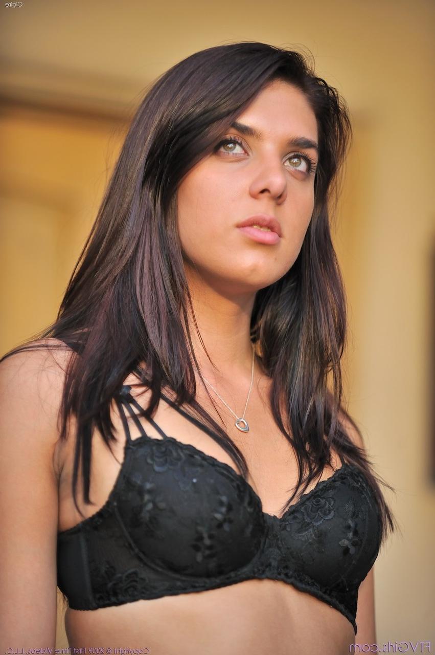 20P A glamourosa gata Claire mostra sua buceta gostosa em uma saia excitante em público
