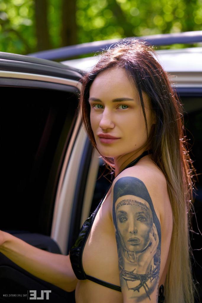 16P A adolescente tatuada Jessica A se masturba com um brinquedo sexual dentro de um veículo