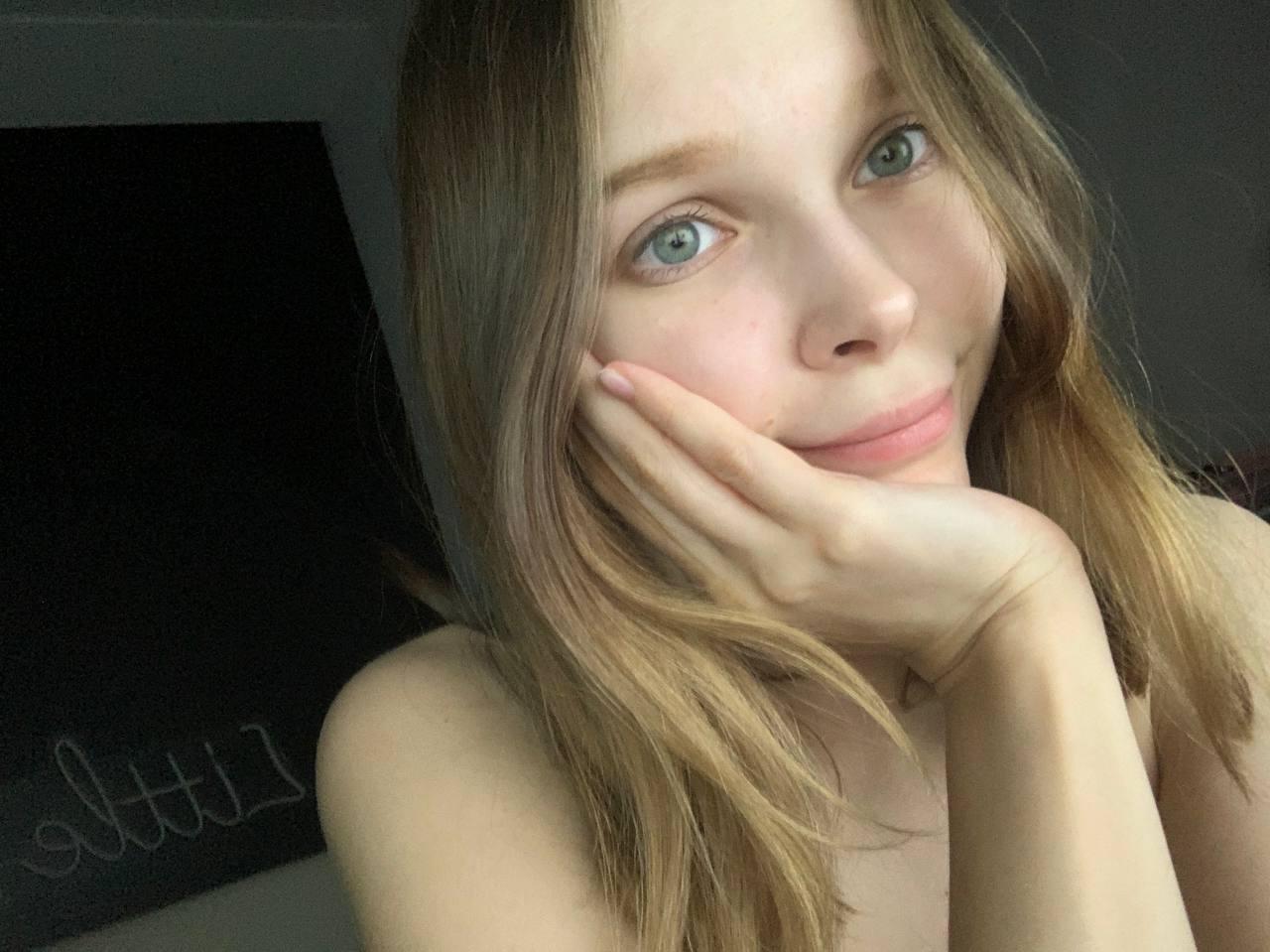 20P Glamorous OnlyFans babe Little Kitty posing in her provocative lingerie