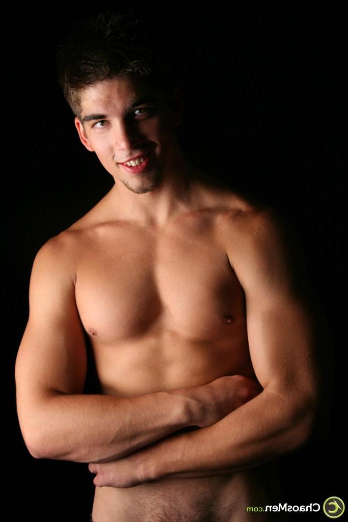 20P Gage gage gay muscular se despindo e brincando com seu pau curvo