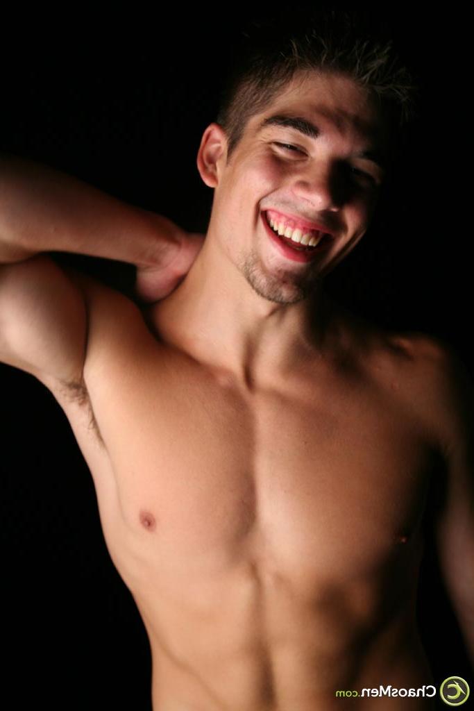 20P Gage gage gay muscular se despindo e brincando com seu pau curvo