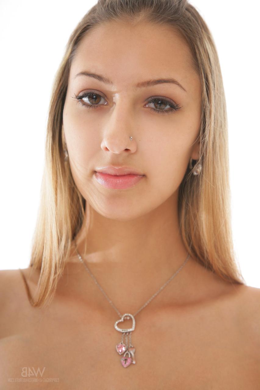 20P Gata europeia com peitos grandes Kitty Jane exibe seu corpo nu em um casting