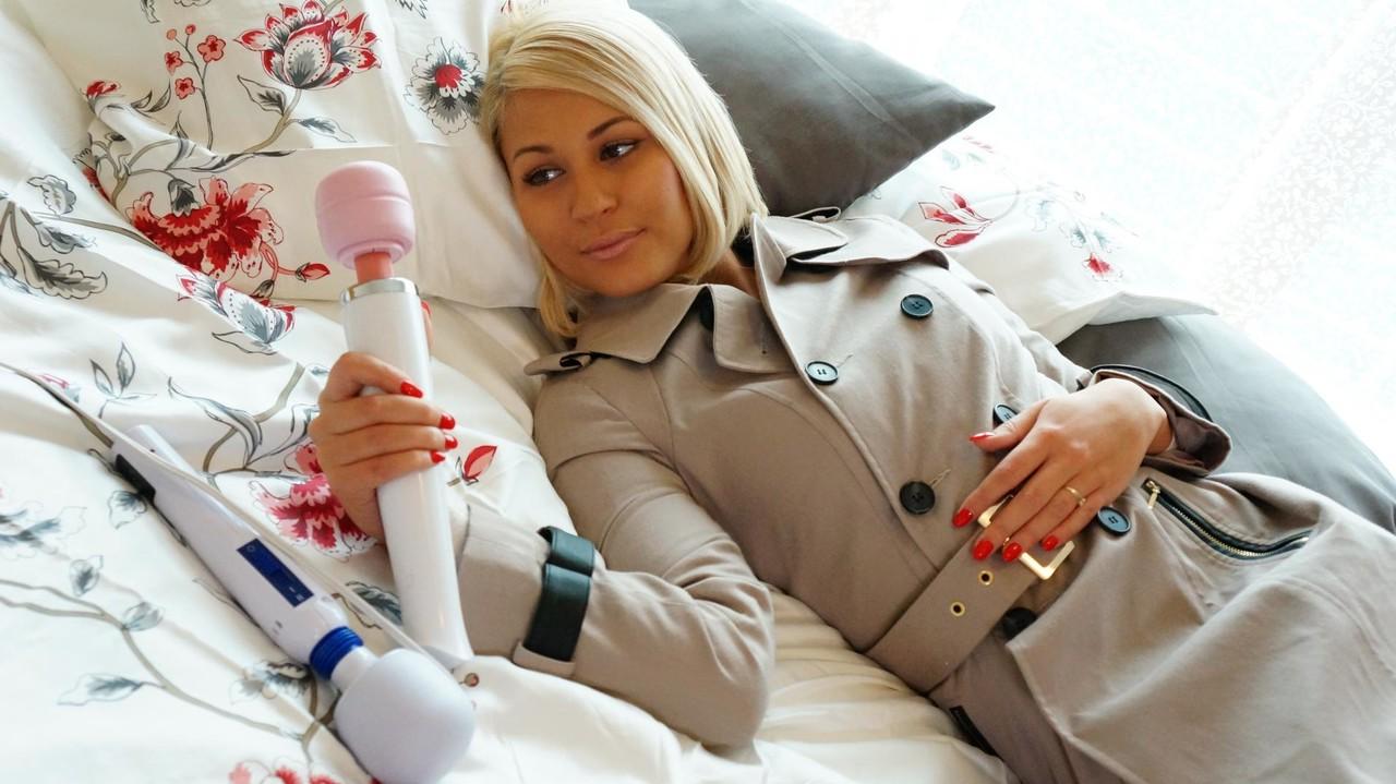 17P A linda adolescente erótica Tracy Lindsay brinca com sua bunda minúscula enquanto vibra seu clitóris molhado
