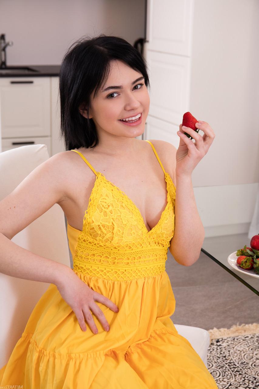 20P La linda Baiba se quita el vestido amarillo y muestra sus grandes tetas en casa