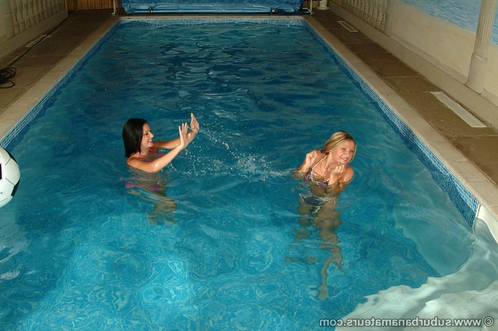 20P Filthy amateurs Donna and Esther toy each other's clam in the pool
