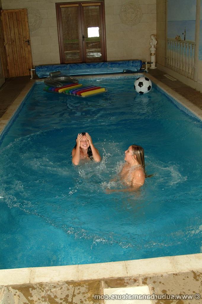 20P Filthy amateurs Donna and Esther toy each other's clam in the pool