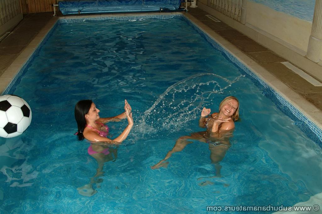 20P Filthy amateurs Donna and Esther toy each other's clam in the pool