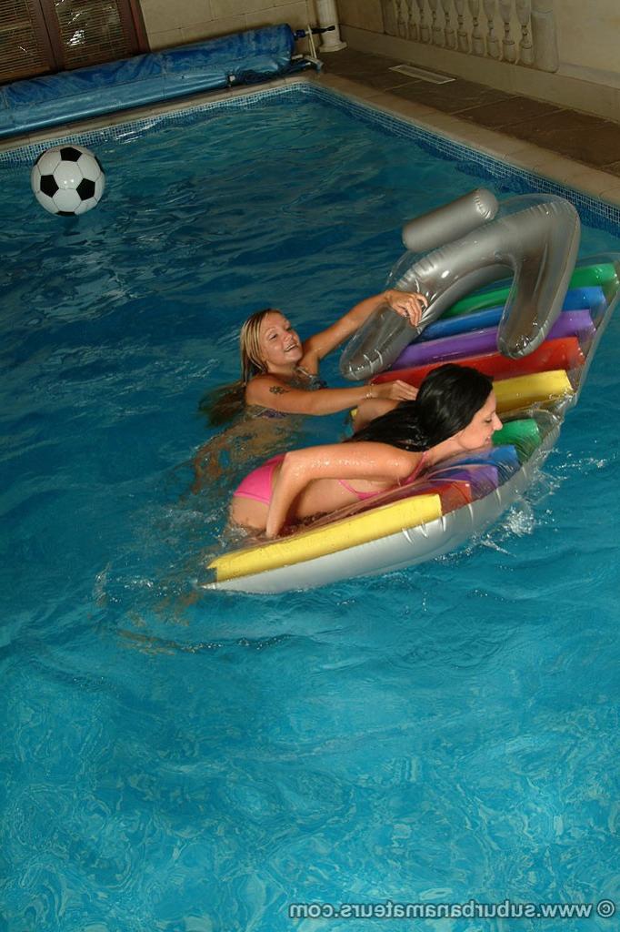 20P Filthy amateurs Donna and Esther toy each other's clam in the pool