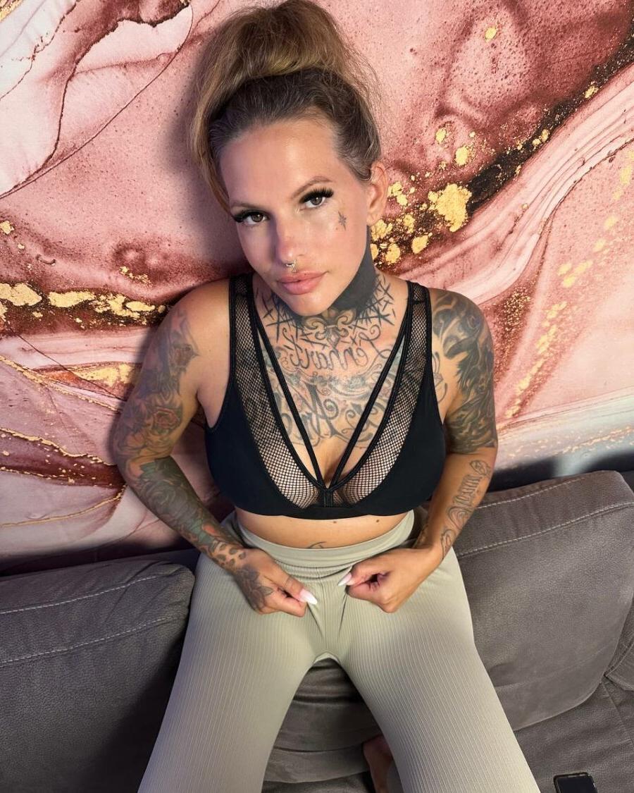 13P Nena tatuada muestra su gran botín en una provocación caliente en lencería negra