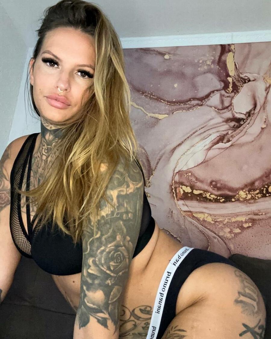 13P Nena tatuada muestra su gran botín en una provocación caliente en lencería negra