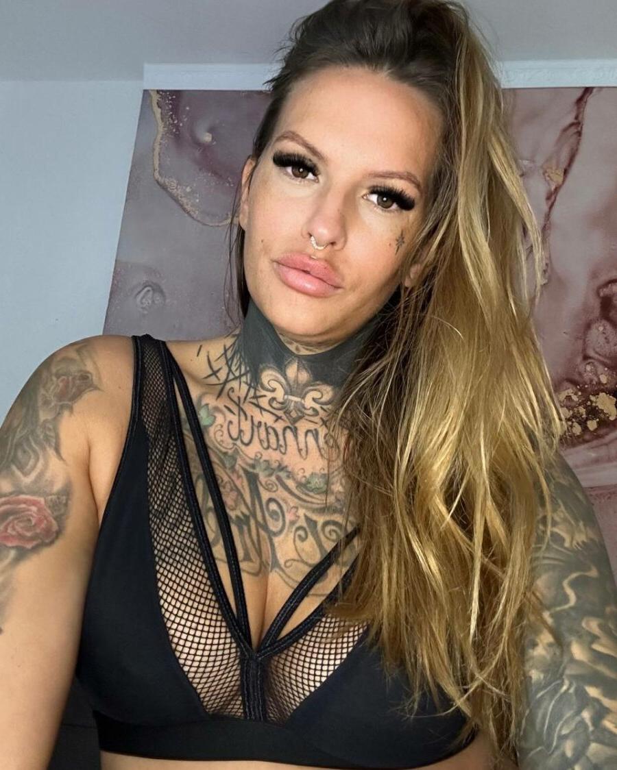 13P Nena tatuada muestra su gran botín en una provocación caliente en lencería negra
