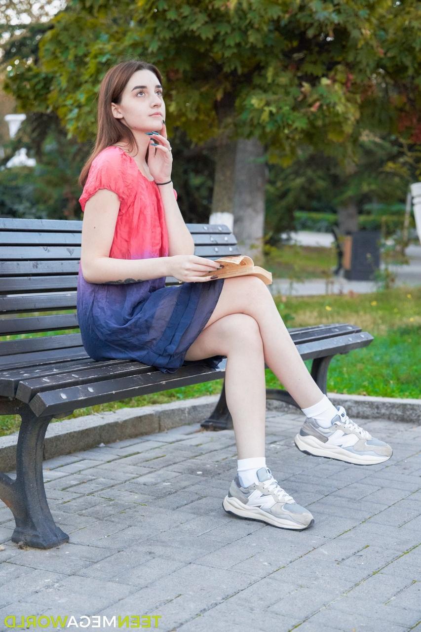 20P A adolescente totalmente natural Eva Tender transa com um homem com tesão que acabou de conhecer no parque