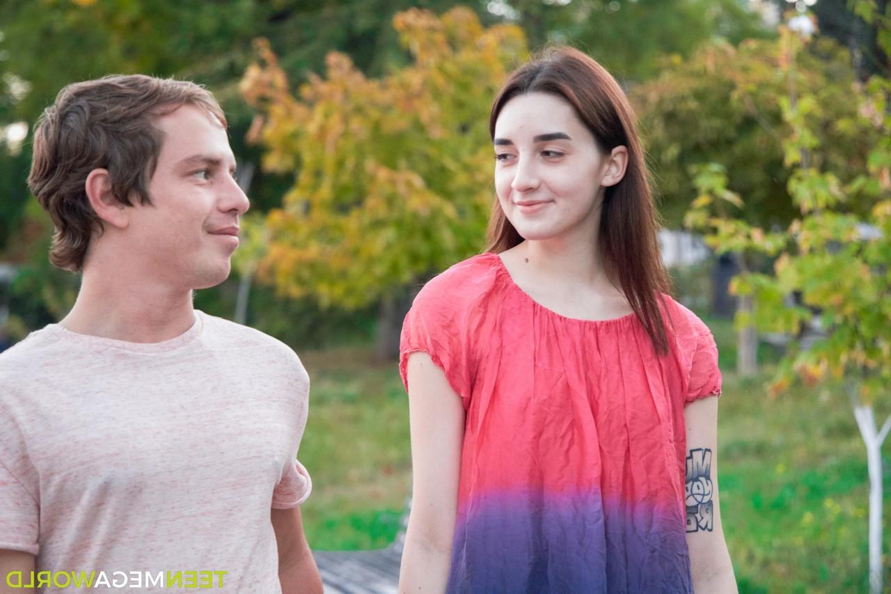 20P A adolescente totalmente natural Eva Tender transa com um homem com tesão que acabou de conhecer no parque