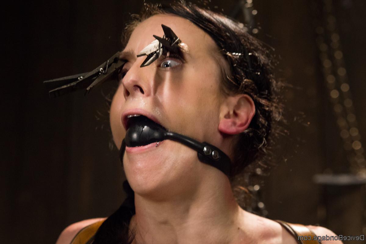 20P Neuling Elise Graves lässt sich die Augenlider feststecken und ihre Muschi in Metall-Bondage spielen