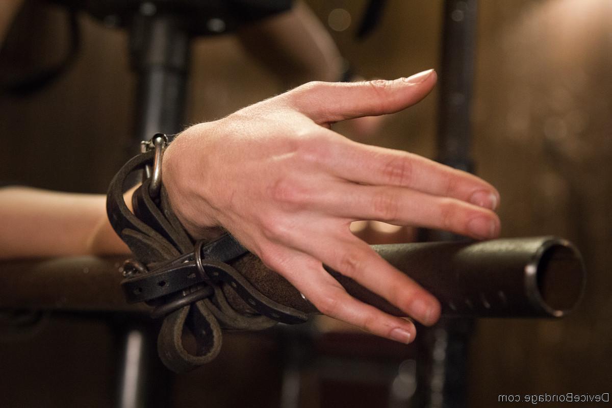 20P Neuling Elise Graves lässt sich die Augenlider feststecken und ihre Muschi in Metall-Bondage spielen