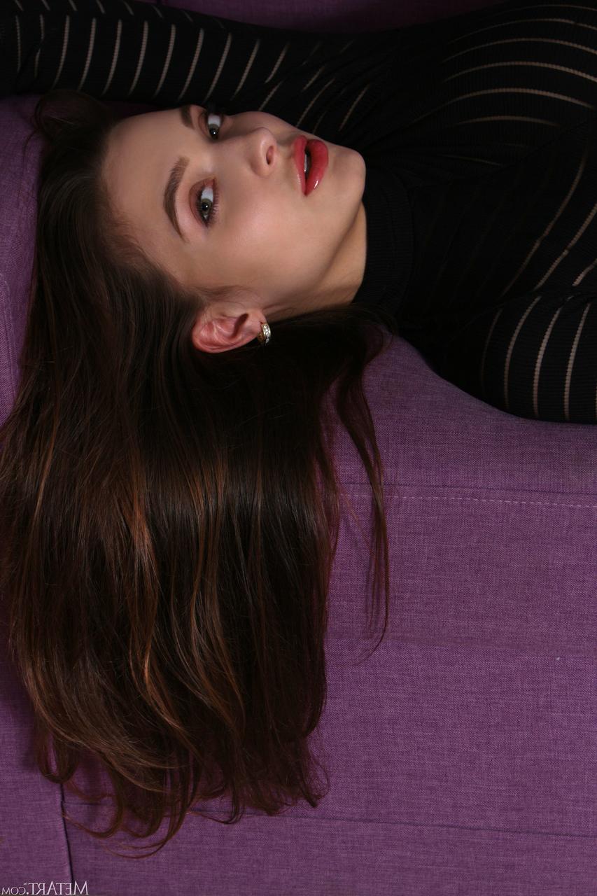 20P A glamorosa gata ucraniana Papai Noel fica nua e mostra seus peitos e mamilos sensuais